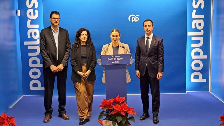 Marga Prohens y miembros del PP en la copa de Navidad 2025