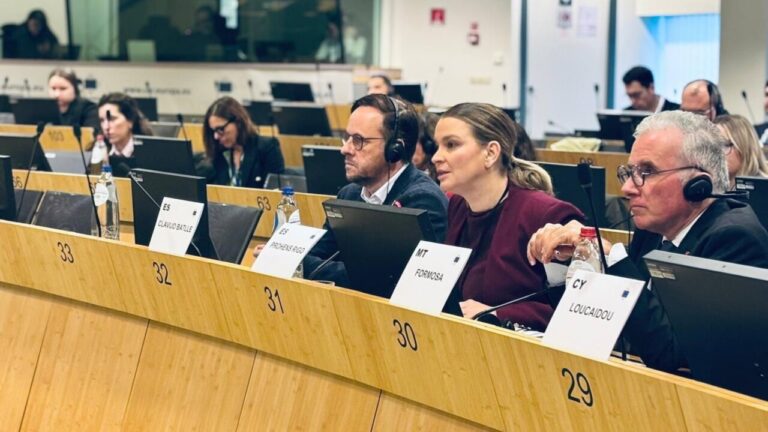 Marga Prohens en reuni&oacute;n del Parlamento Europeo discutiendo pol&iacute;ticas para Baleares