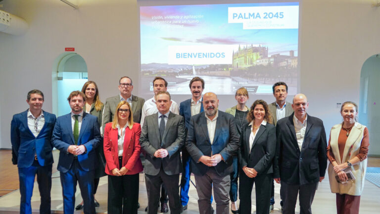 Grupo de profesionales en un evento sobre vivienda en Palma.