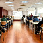 Reunión sobre salud laboral en un hotel de Baleares con asistentes en un aula