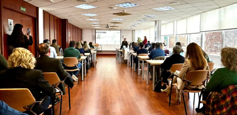 Reuni&oacute;n sobre salud laboral en un hotel de Baleares con asistentes en un aula