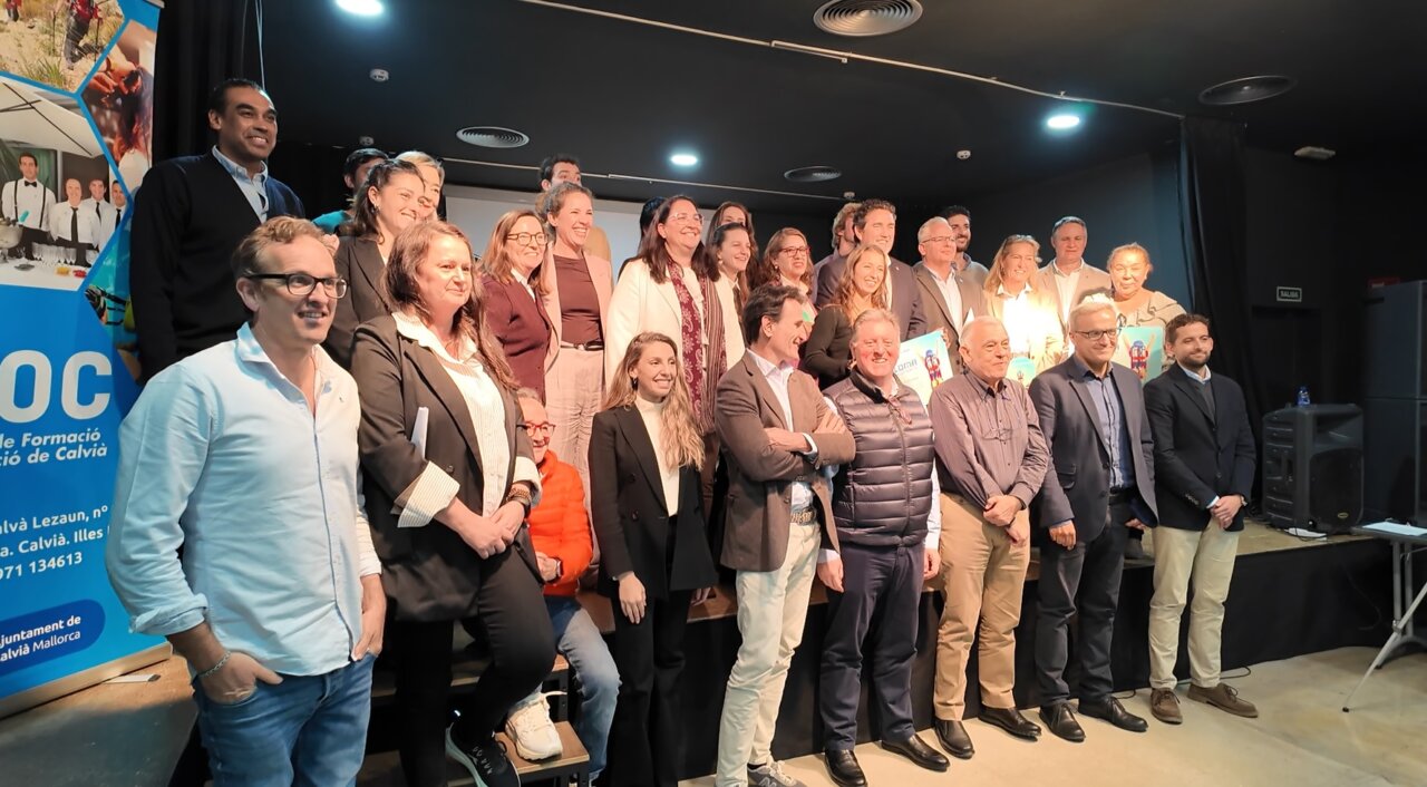 Grupo de participantes en la final de Calvi&agrave; Empr&egrave;n 2025