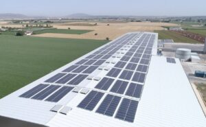 Paneles solares en un edificio agr&iacute;cola en Baleares