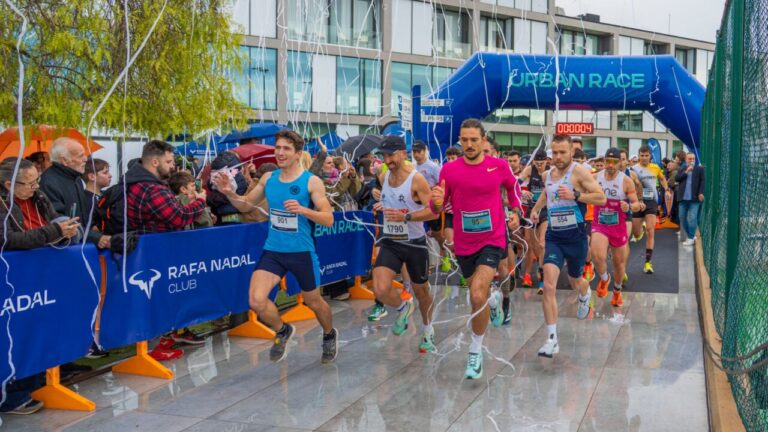 Corredores iniciando la Rafa Nadal Academy Urban Race bajo la lluvia