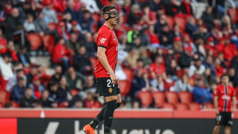 Jugador del RCD Mallorca con m&aacute;scara en un partido