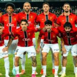 Equipo del RCD Mallorca posando en el estadio de Mestalla