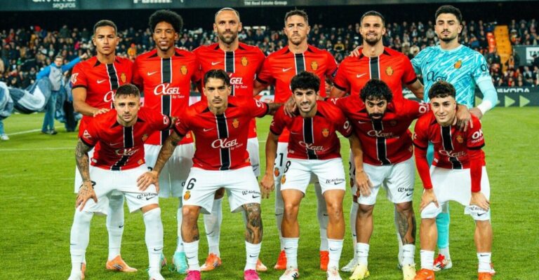 Equipo del RCD Mallorca posando en el estadio de Mestalla