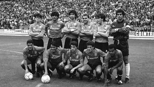 Equipo del RCD Mallorca en 1991 durante un partido de fútbol
