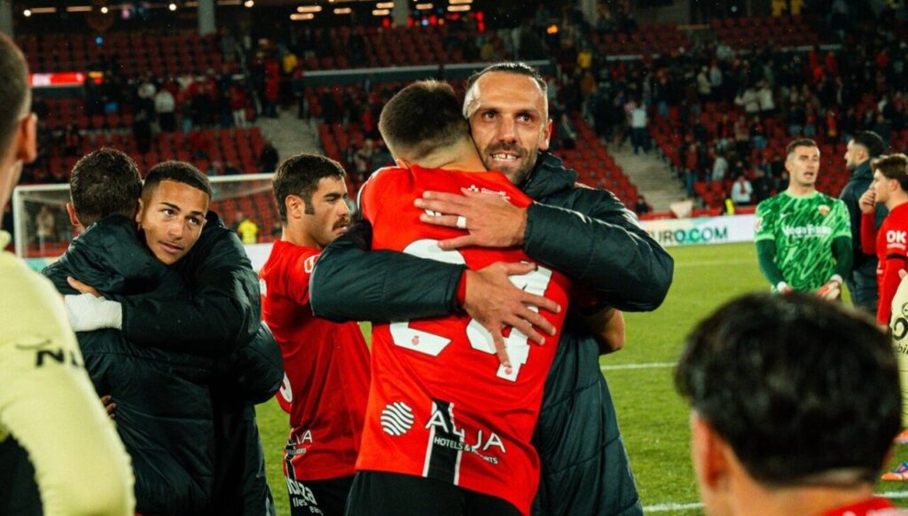 Jugadores del RCD Mallorca celebrando una victoria en el campo.