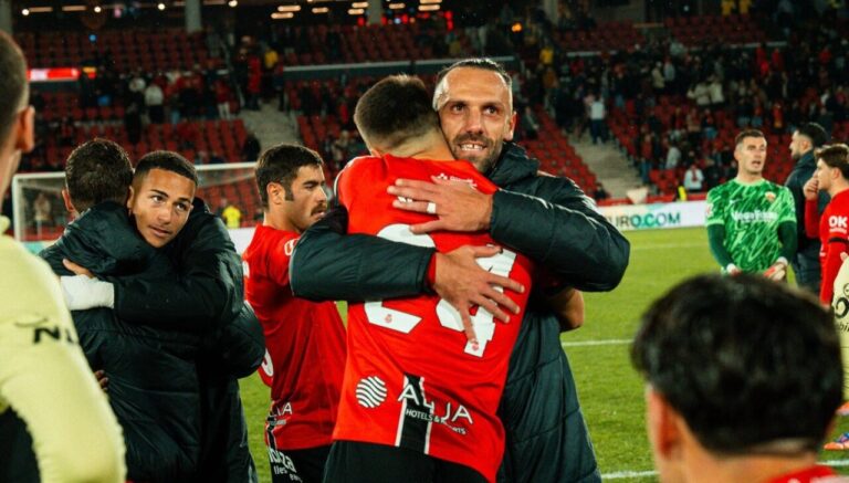 Jugadores del RCD Mallorca celebrando una victoria en el campo.