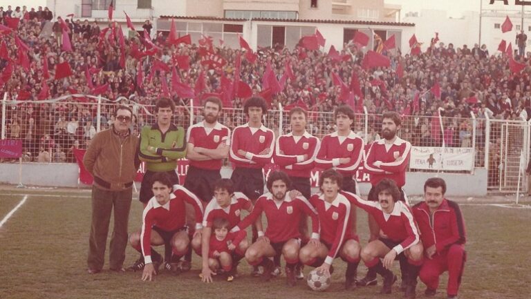 Equipo de f&uacute;tbol RCD Mallorca en 1980 con aficionados en el fondo