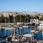 Vista del Real Club Náutico de Palma con barcos en el puerto