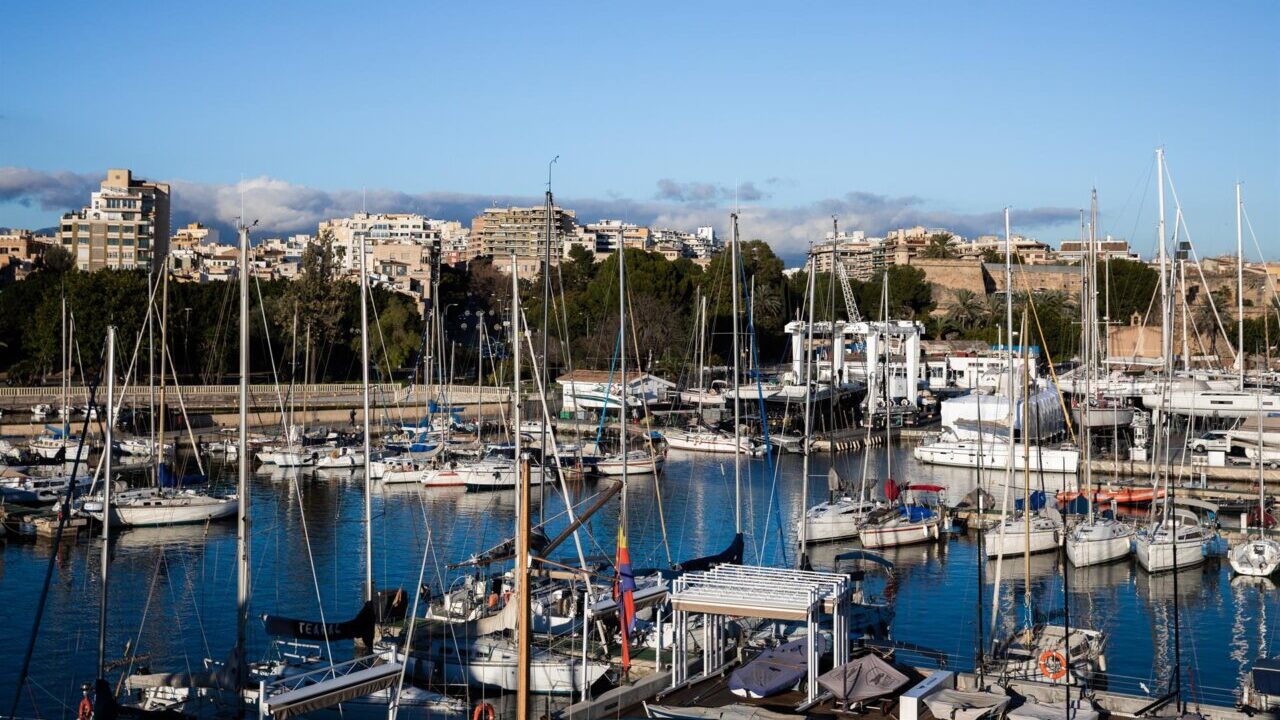 Vista del Real Club Náutico de Palma con barcos en el puerto