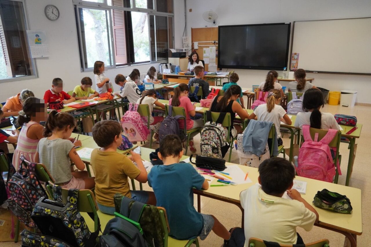 Niños participando en un taller educativo sobre reciclaje en clase