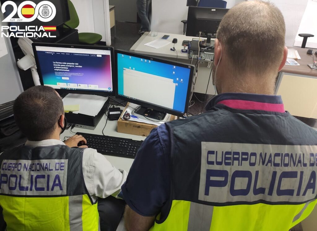 Agentes de la Policía Nacional trabajando en la prevención de ciberestafas.