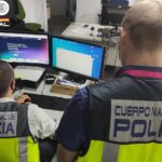 Agentes de la Policía Nacional trabajando en la prevención de ciberestafas.