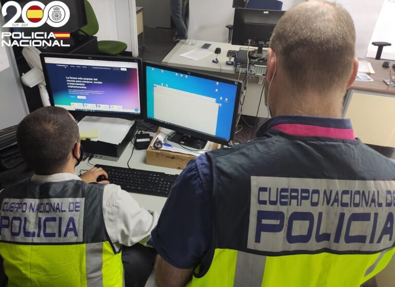Agentes de la Policía Nacional trabajando en la prevención de ciberestafas.