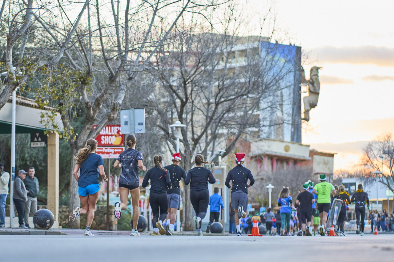 Corredores participando en la Hidrobal Sant Silvestre Calvianera en Magaluf