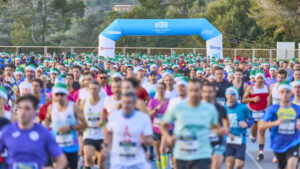 Corredores en la carrera Hidrobal Sant Silvestre Calvianera con gorros navide&ntilde;os.