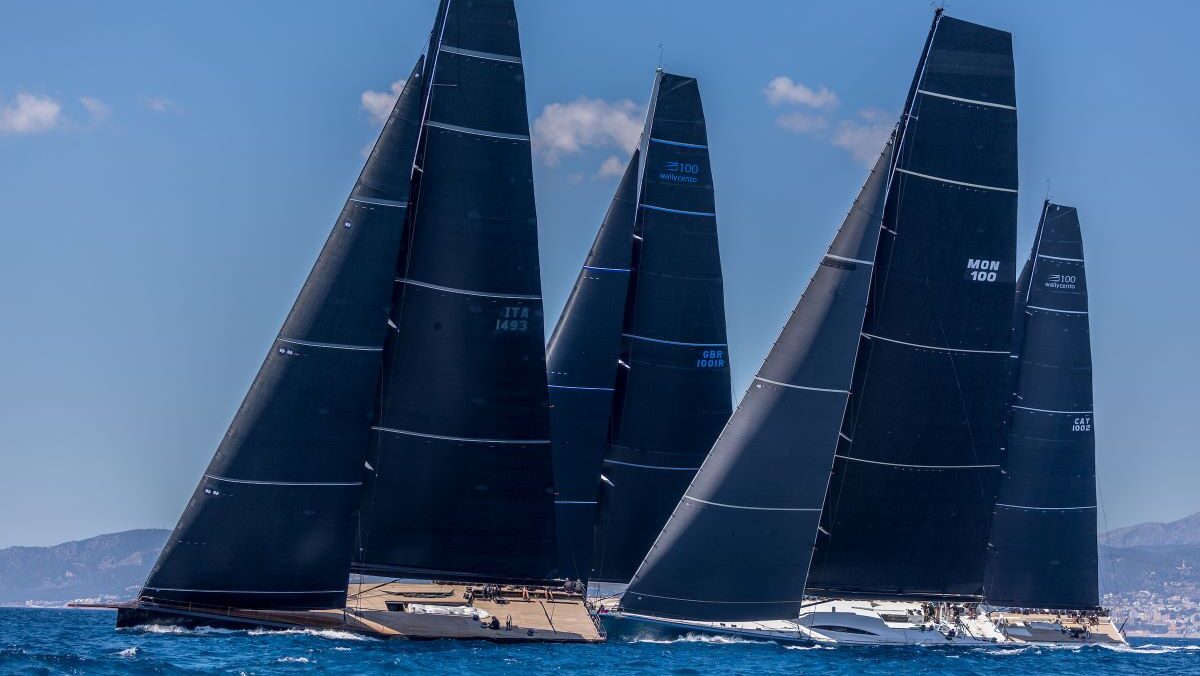 Veleros compitiendo en la regata Sandberg PalmaVela 2026 en aguas de Palma.