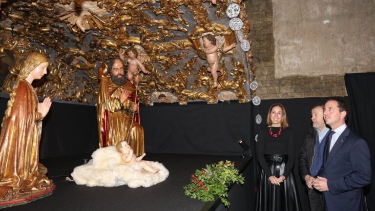 Restauración del Betlem de la Sang con figuras religiosas en exposición