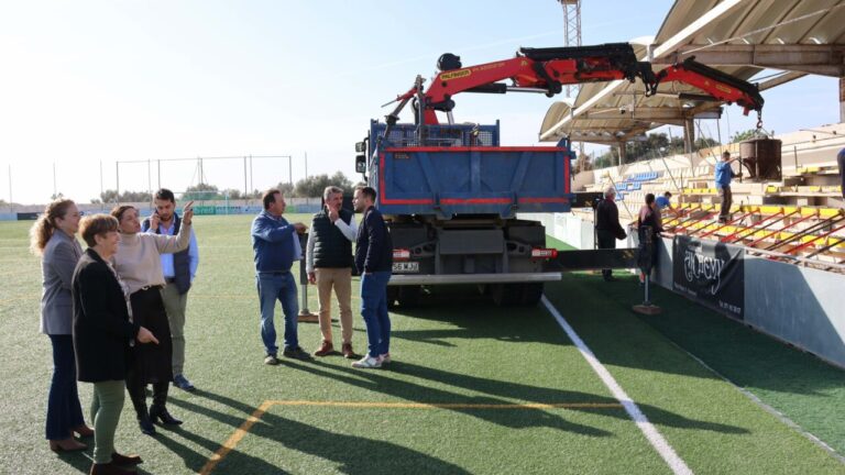 Grupo de personas observando obras en las gradas del campo de f&uacute;tbol de Cala d'Or