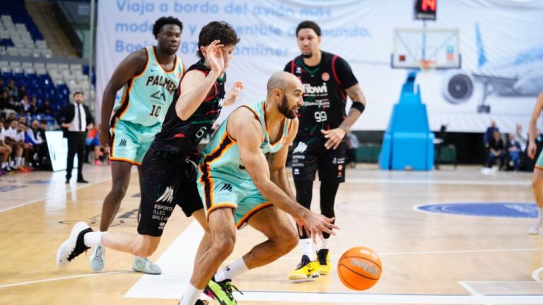 Jugadores de Fibwi Mallorca y Palmer Basket compiten por el bal&oacute;n en un partido emocionante.