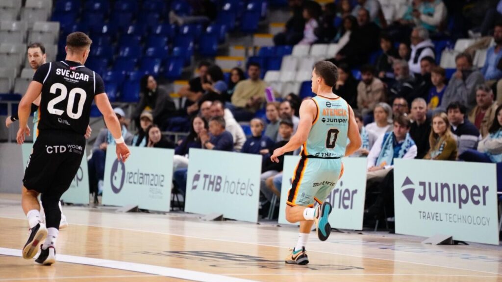 Jugadores de baloncesto en acción durante un partido en Son Moix.