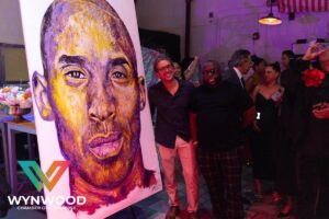 Ren&eacute; M&auml;kel&auml; junto a su obra en Wynwood, Miami.