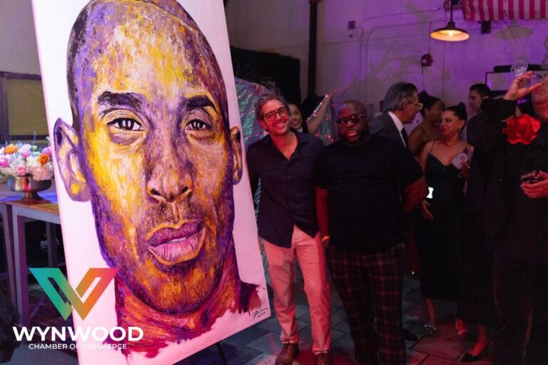 Ren&eacute; M&auml;kel&auml; junto a su obra en Wynwood, Miami.