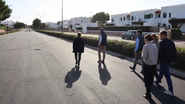 Vista de la calle de les Roquisses en Cala d'Or tras la renovaci&oacute;n del pavimento.