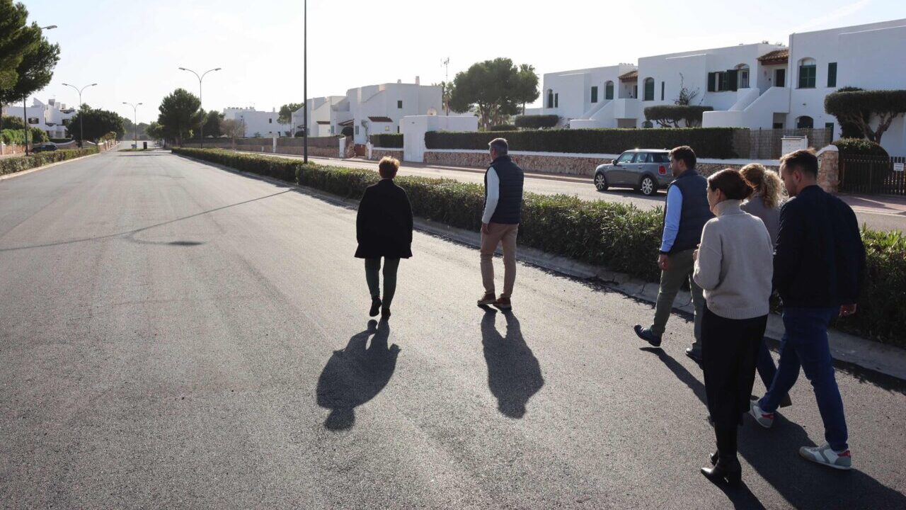 Vista de la calle de les Roquisses en Cala d'Or tras la renovaci&oacute;n del pavimento.