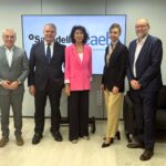 Representantes de CAEB y Banco Sabadell durante la firma de la renovación de su alianza.