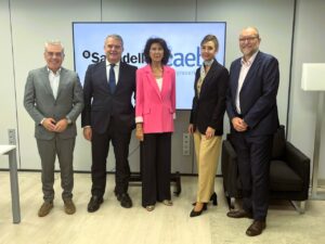 Representantes de CAEB y Banco Sabadell durante la firma de la renovaci&oacute;n de su alianza.