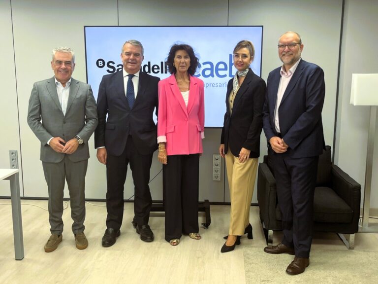 Representantes de CAEB y Banco Sabadell durante la firma de la renovación de su alianza.