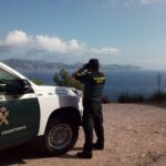 Guardia Civil observando el mar en Cabrera