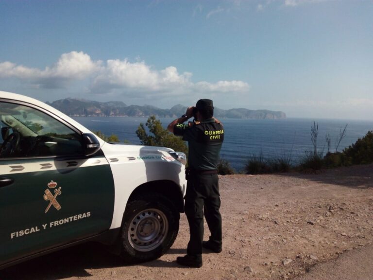 Guardia Civil observando el mar en Cabrera