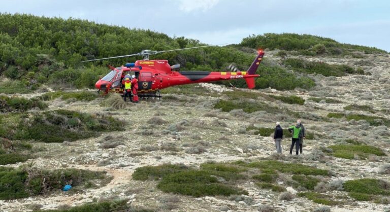 Helic&oacute;ptero de bomberos rescatando a un excursionista herido en Cala D&egrave;ntol