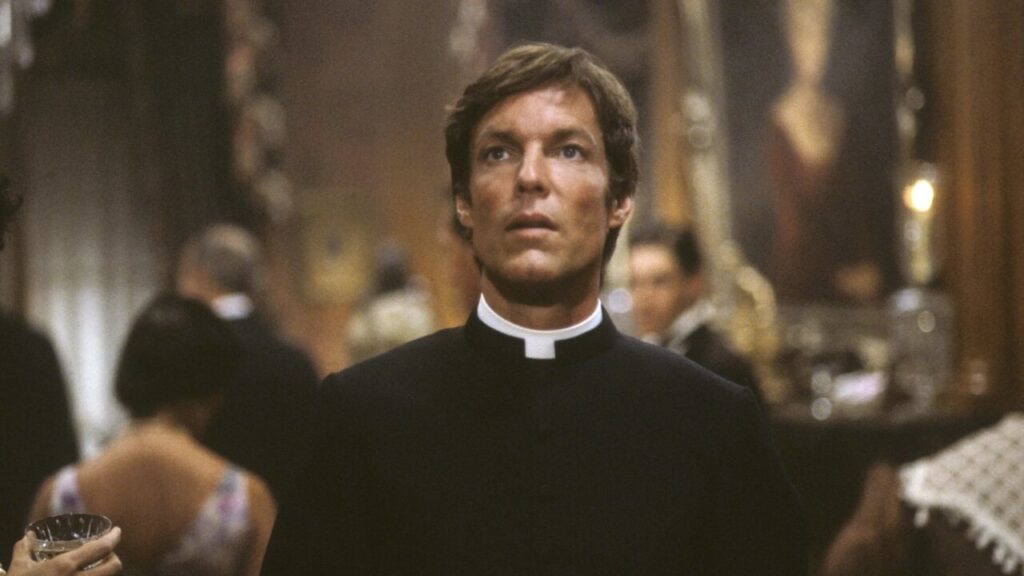 Richard Chamberlain en una escena de pel&iacute;cula con vestimenta de sacerdote