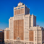 Vista exterior del hotel Riu en una ciudad moderna
