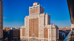 Vista exterior del hotel Riu en una ciudad moderna