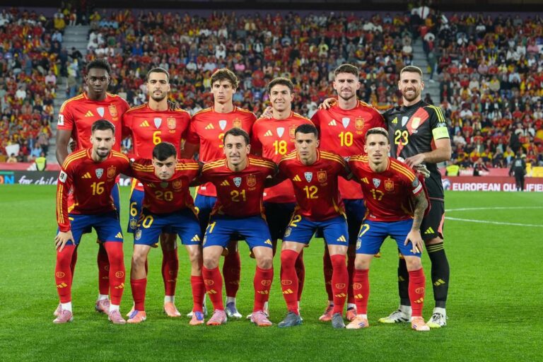 Equipo de fútbol de España posando para una foto oficial