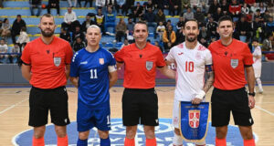 Jugadores y &aacute;rbitros posando antes del partido de futsal entre Espa&ntilde;a y Serbia