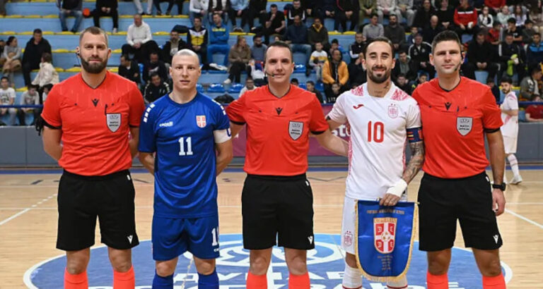 Jugadores y árbitros posando antes del partido de futsal entre España y Serbia