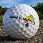 Pelota de golf con el logo del Road to Mallorca 2026