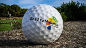 Pelota de golf con el logo del Road to Mallorca 2026