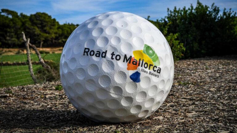 Pelota de golf con el logo del Road to Mallorca 2026