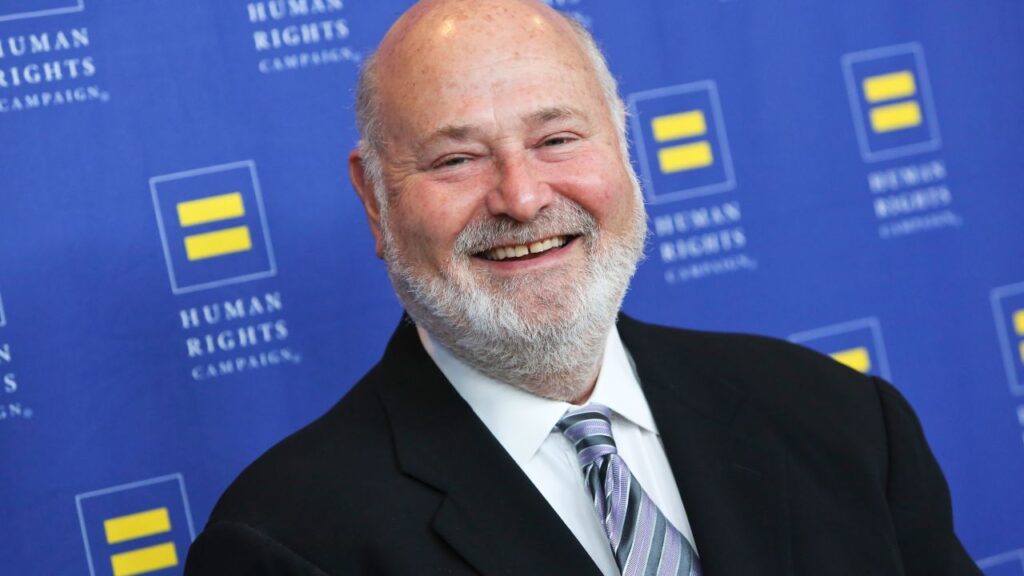 Rob Reiner sonriendo en un evento de derechos humanos