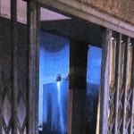 Escena de un robo con objetos cargados en un coche