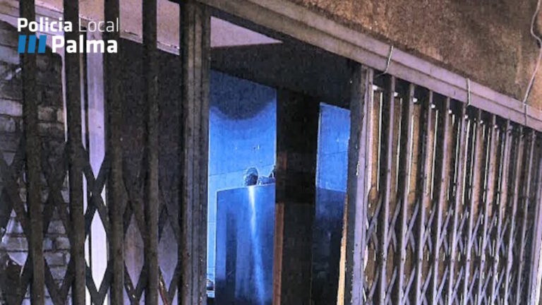 Escena de un robo con objetos cargados en un coche